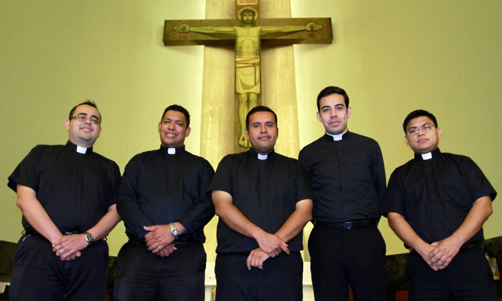 Los sacerdotes deben vestir sotana y clergyman? | Perú Católico