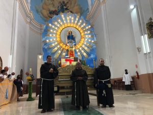 PADRES FRANCISCANOS EN LA BASÍLICA SAN ANTONIO