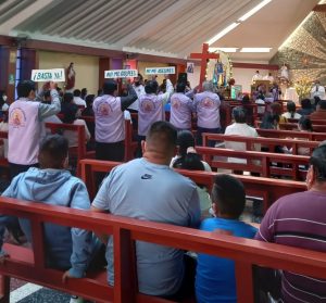 Varones llevan frases y fotos rechazando el feminicidio