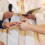 El Vaticano reafirma la monogamia como única forma de matrimonio