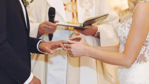 El Vaticano reafirma la monogamia como única forma de matrimonio