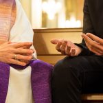 Sacerdote-catolico-aconsejando-a-un-joven