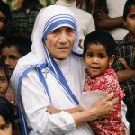 Madre Teresa de Calcuta sostiene en brazos a un niño