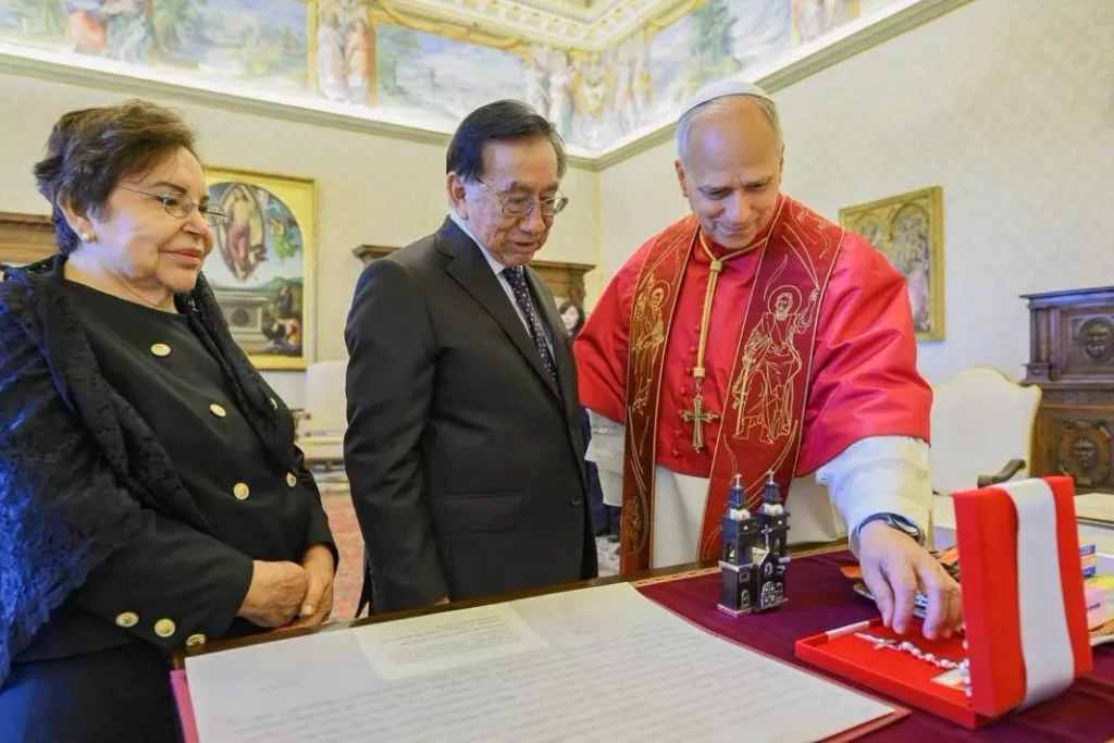 papa leon viaja a peru en noviembre