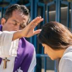 sacerdote confesando
