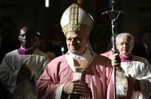 sacerdotes visten de rosado en cuaresma