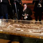 Histórico: Muestran por primera vez en público los restos de San Francisco de Asís